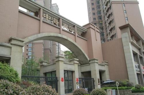 小區(qū)大門