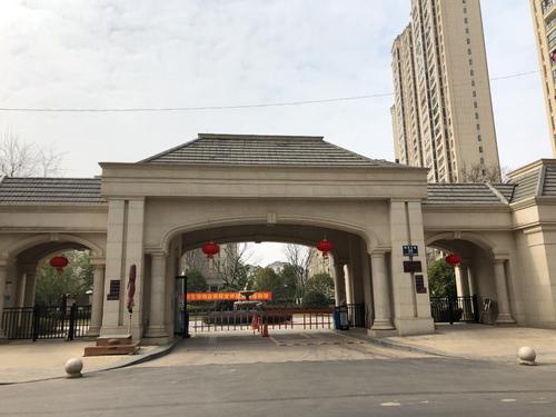 小區(qū)大門
